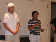 昼食会場で話す鈴木会長（右）