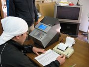 一定量の米を容器に入れ、成分分析機にかける