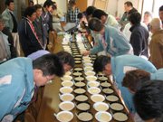 全員の米が並べられて審査が行われる