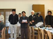 総評を述べる鈴木会長（中央）